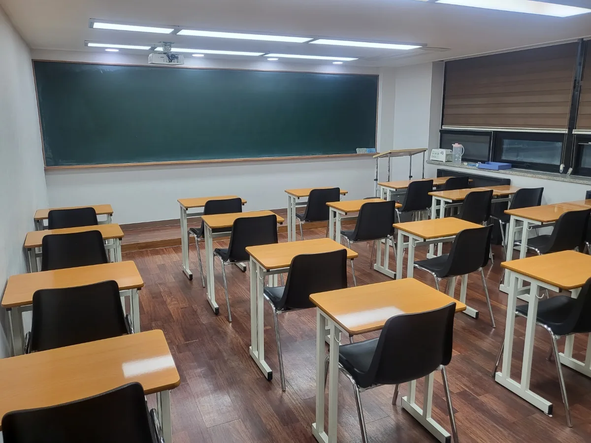 동두천시 보산동 스터디룸 미팅룸 장비 주변 정밀 위생청소 사례 - 행진크린