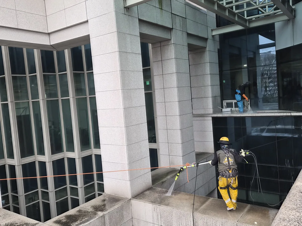 포천시 동교동 상가건물 옥상 파라펫 장비 주변 정밀 위생청소 사례 - 행진크린