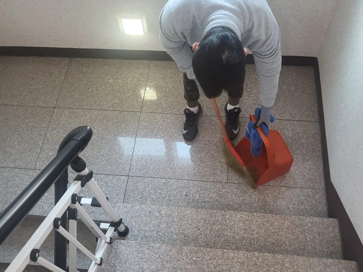 가평군 상면 빌라 공동현관 장비 주변 정밀 위생청소 사례 - 행진크린